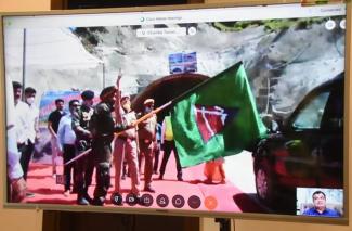 Director General, Border Roads Organisation, Lt Gen Harpal Singh, PVSM, AVSM, VSM flagging off the first lot of vehicles through the tunnel. Shri Gadkari is seen in the inset.