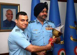 The Chairman Chiefs of Staff Committee and Chief of the Air Staff, Air Chief Marshal B.S. Dhanoa flagging off the Kargil to Kohima Ultra Marathon – “Glory Run” by handing over the ‘Glory Torch’ to the team leader Squadron Leader, Suresh Razdan