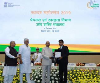President, Shri Ram Nath Kovind presenting the Swachh Bharat Awards for outstanding contribution to the journey of Swachh Bharat Mission in various categories. Union Minister for Jal Shakti, Gajendra Singh Shekhawat and Minister of State for Jal Shakti and Social Justice & Empowerment, Rattan Lal Kataria are also seen