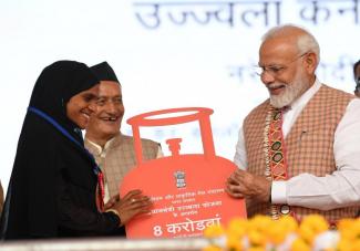 PM Narendra Modi at a state-level Mahila Saksham Melava or Empowered Women’s Meet of Self Help Groups, organised by the Maharashtra State Rural Livelihood Mission (UMED), in Aurangabad, Maharashtra on September 07, 2019. The Governor of Maharashtra, Shri Bhagat Singh Koshyari is also seen.
